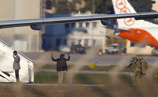 Захватчики ливийского самолета сдаются сотрудникам спецназа Мальты. 23 декабря 2016 года
