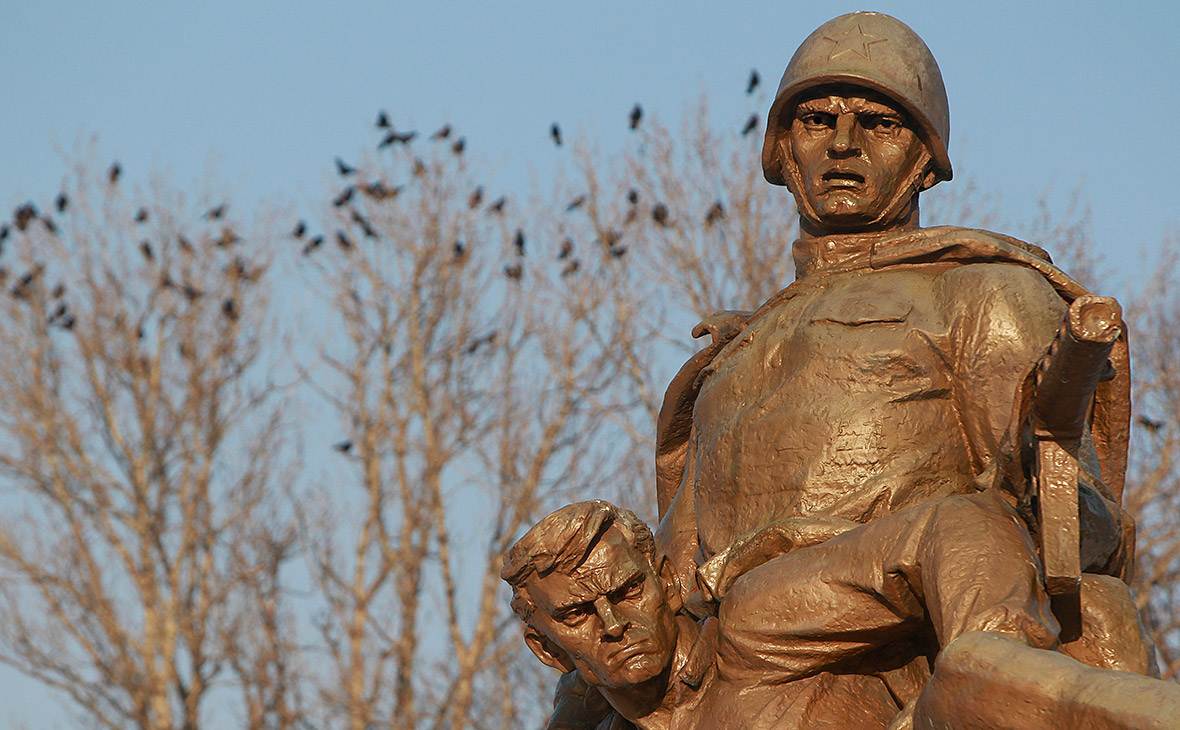 Памятник погибшим советским солдатам в Варшаве


