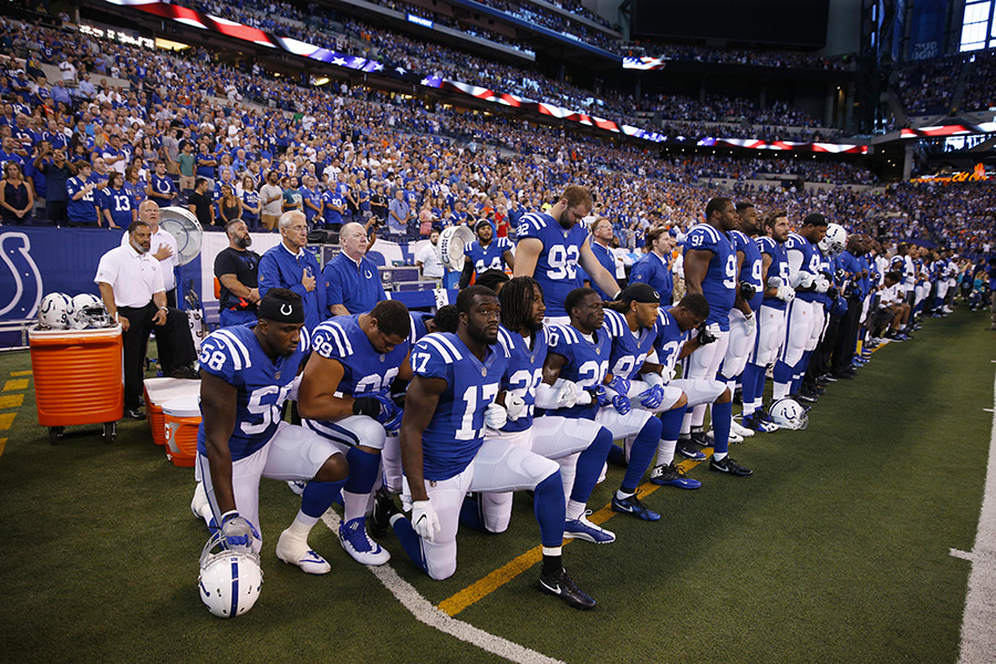 Игроки Indianapolis Colts встали на одно колено во время исполнения гимна перед игрой с Cleveland Browns



