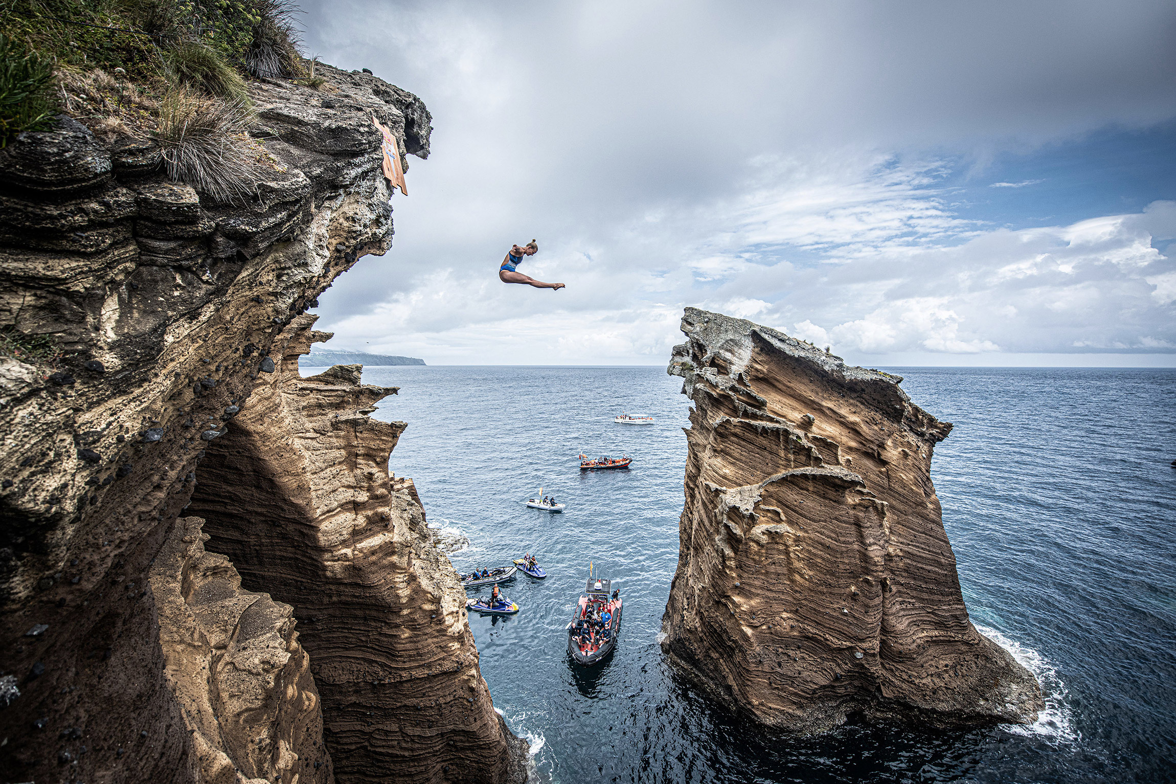 20 июня, Азорские острова, Португалия. Участник соревнований по хай-дайвингу Red Bull Cliff Diving World Series Рианнан Иффланд ныряет с 21-метровой скалы на острове Вила-Франка-ду-Кампу

