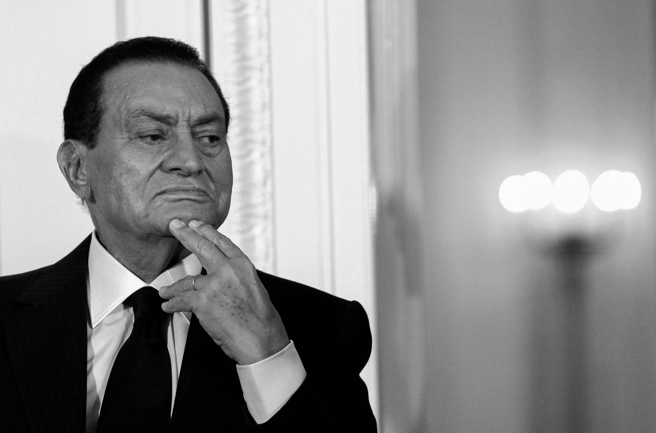 Мубарак&nbsp;строил военную карьеру, принимал участие в Суэцкой войне в 1956 году и в арабо-израильской&nbsp;&mdash; в 1967-м. В 1975 году стал вице-президентом при египетском лидере Анваре Садате. Через шесть лет, после убийства Садата исламистами во время военного парада, стал президентом и ввел в стране чрезвычайное положение. Мубарак неоднократно переизбирался на президентский пост в ходе референдумов, голосование всегда проходило по единственной кандидатуре. В первые годы&nbsp;власти боролся с коррупцией и исламистами, тогда же&nbsp;были смягчены условия деятельности оппозиционных партий. В 2011 году сложил с себя президентские полномочия на фоне протестов. Египтяне&nbsp;требовали смены власти и решения социально-экономических проблем. Мубарака&nbsp;обвинили в причастности к гибели демонстрантов и приговорили к пожизненному заключению. Также экс-президенту вменялись коррупционные преступления. В 2017 году Кассационный суд снял с него обвинения в гибели протестующих, и все уголовные преследования завершились.

Мубарак умер 25 февраля на 92-м году жизни. Последние годы он тяжело болел

Читать больше