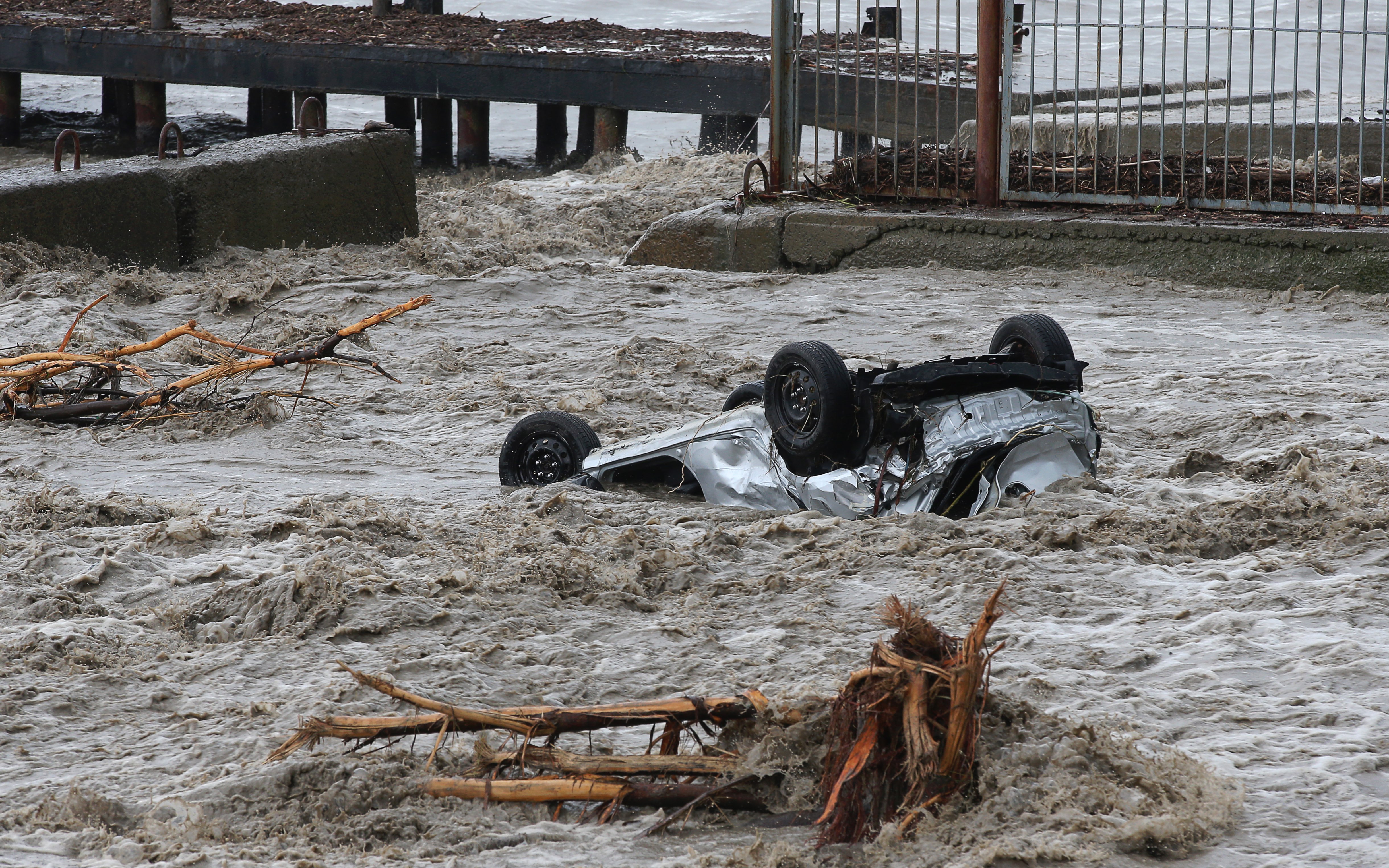 Водителям, чьи машины пострадали от наводнения в Крыму, обещают бесплатно провести экспертизу оценки ущерба