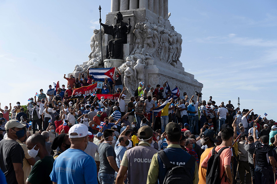 На Кубе&nbsp;&mdash; от столичной Гаваны до Сантьяго (город на юго-восточном побережье)&nbsp;&mdash; 11 июля вспыхнули антиправительственные протесты. На улицы вышли тысячи кубинцев, сходятся в оценках CNN и Reuters



