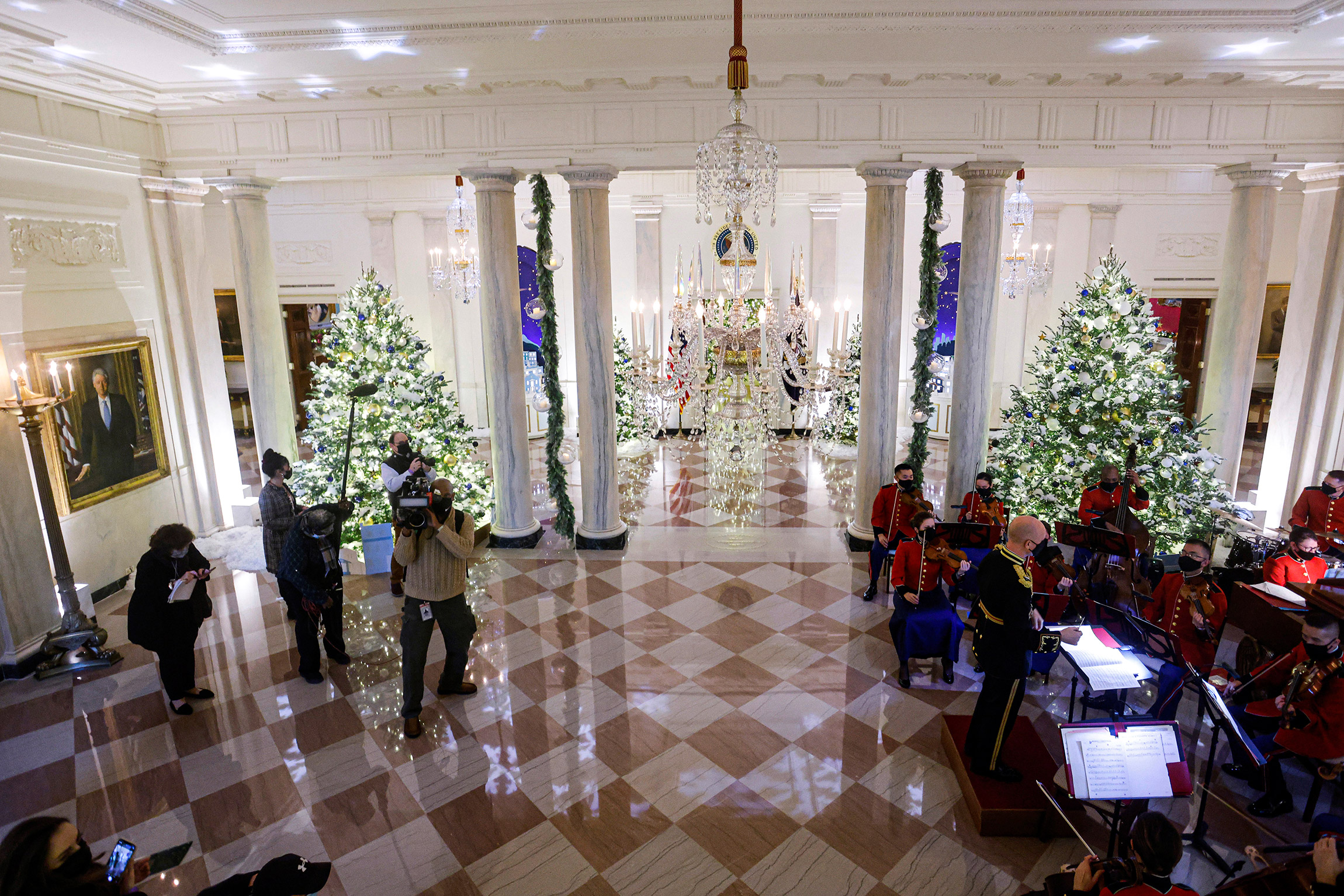 Оркестр морской пехоты США исполняет рождественскую музыку в большом холле (Grand Foyer) Белого дома