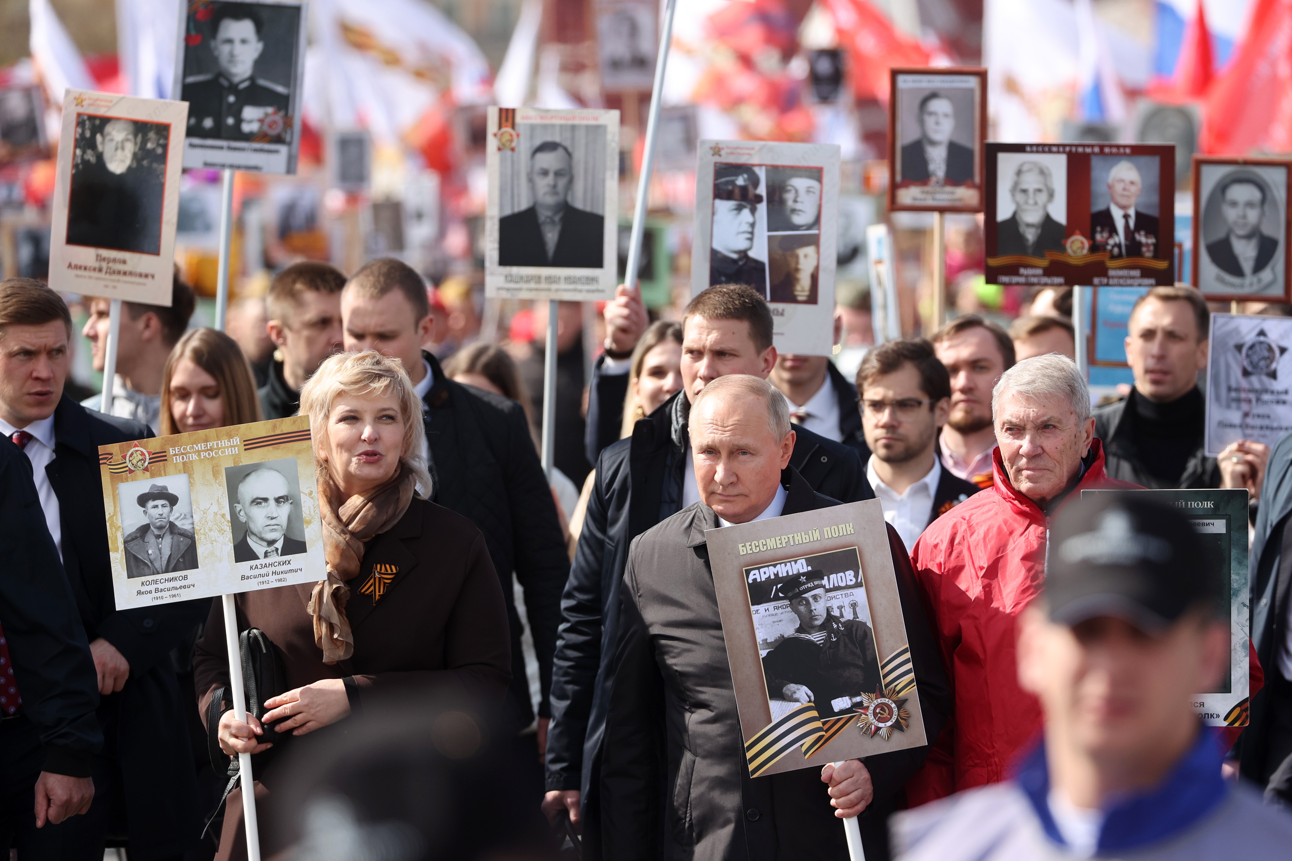 На фото:  президент России Владимир Путин (в центре) во время акции памяти &laquo;Бессмертный полк&raquo; на Красной площади, Москва