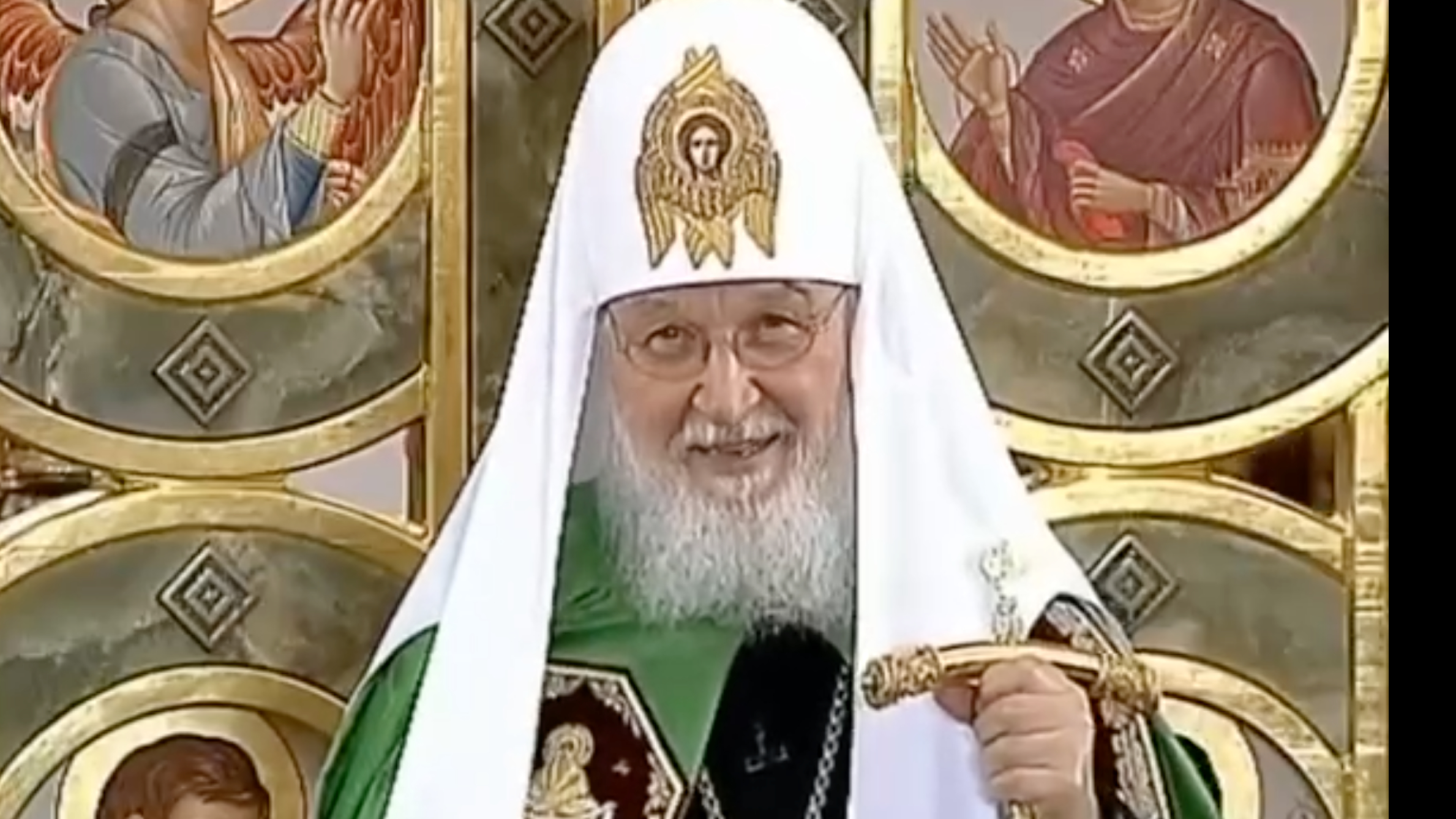 Патриарх Кирилл объяснил падение во время литургии законами физики