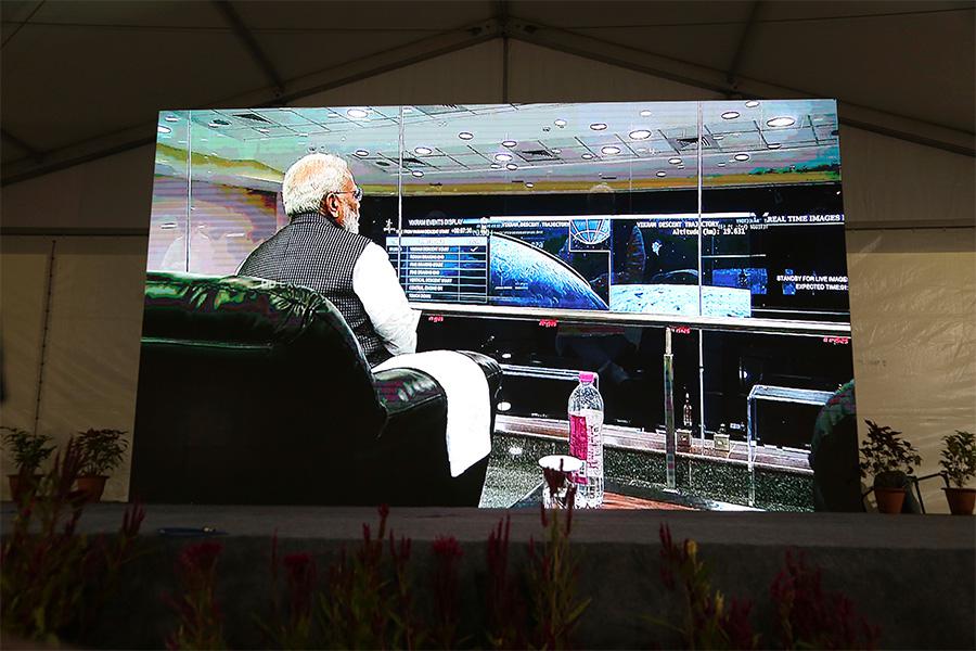 Премьер-министр Индии Нарендра Моди наблюдает за посадкой модуля &laquo;Викрам&raquo;
