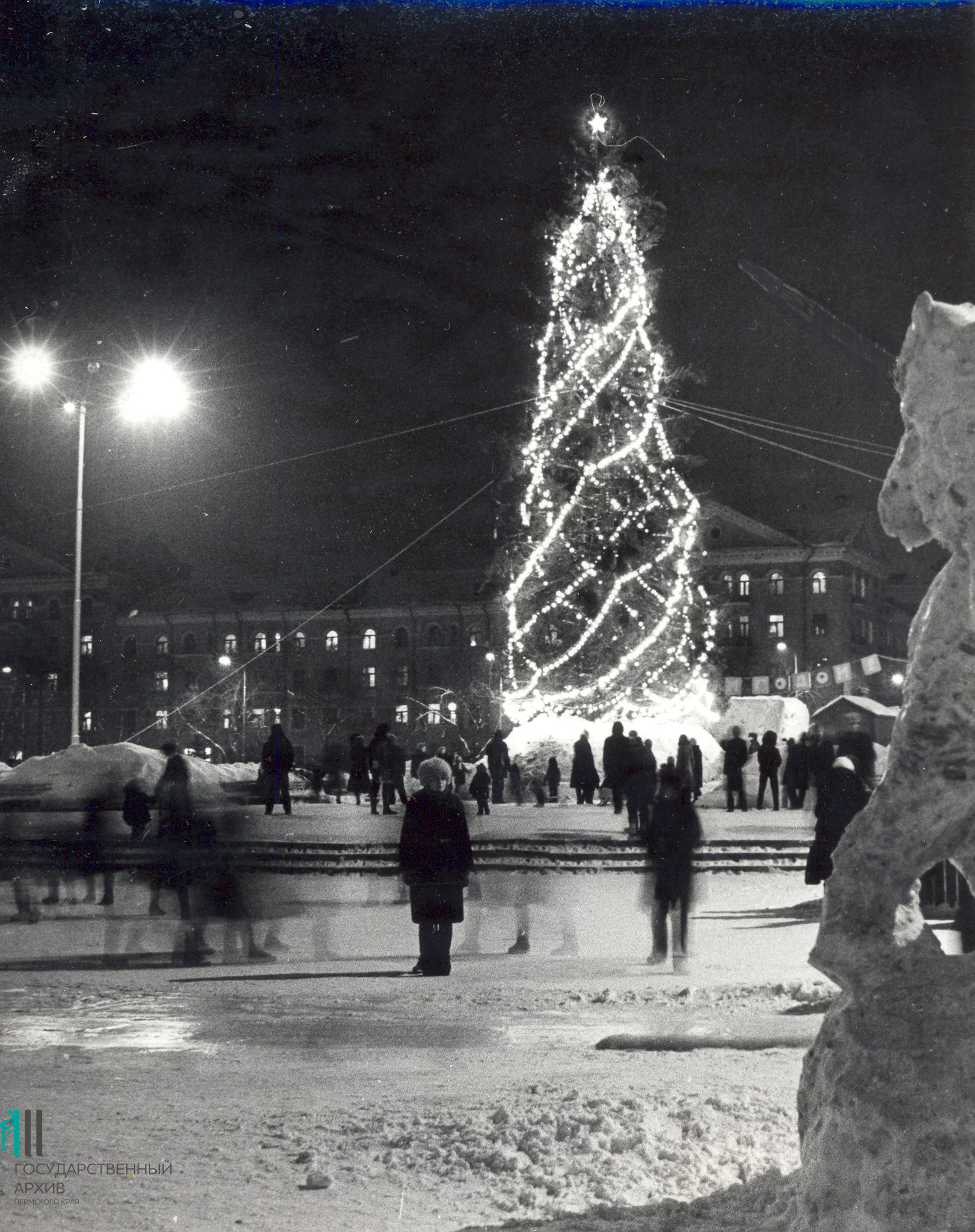 Главная елка Свердловского р-на у Дворца культуры им. Свердлова. 28 декабря 1985 года.
