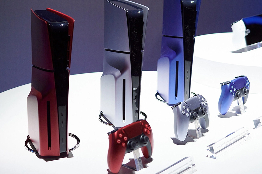 Sony показала боковые панели для игровой приставки PlayStation 5 Slim в новых цветах&nbsp;&mdash; синем, серебристом и красном. Заявленная стоимость составит $54,99, в продажу они должны поступить в ближайшем будущем.