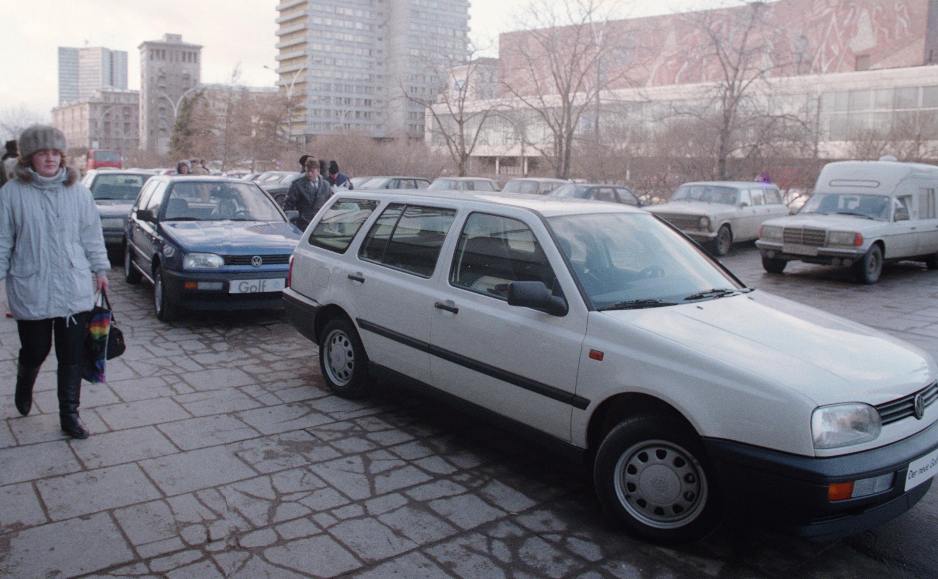 Новый&nbsp;Volkswagen в хорошей комплектации в 1990-е годы стоил не менее $15 тыс. За такие деньги можно было приобрести однокомнатную квартиру в спальном районе Москвы&nbsp;
