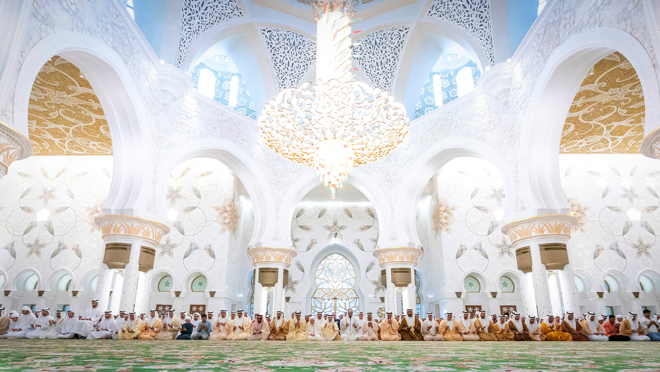Президент ОАЭ, шейх Мохаммед бен Заид Аль Нахайян и вице-президент, заместитель премьер-министра страны, шейх Мансур бен Заид Аль Нахайян принимают участие в праздничной молитве в мечети Шейха Заида в Абу-Даби.