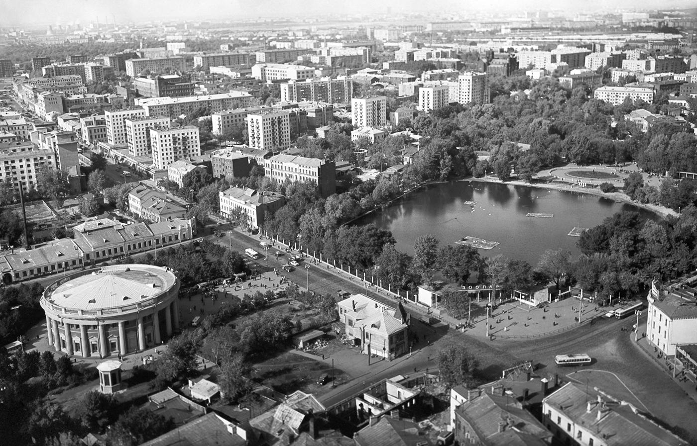 Вид сверху на район Красная Пресня. Справа&nbsp;&mdash; зоопарк и переулки Тишинки. 1966 год