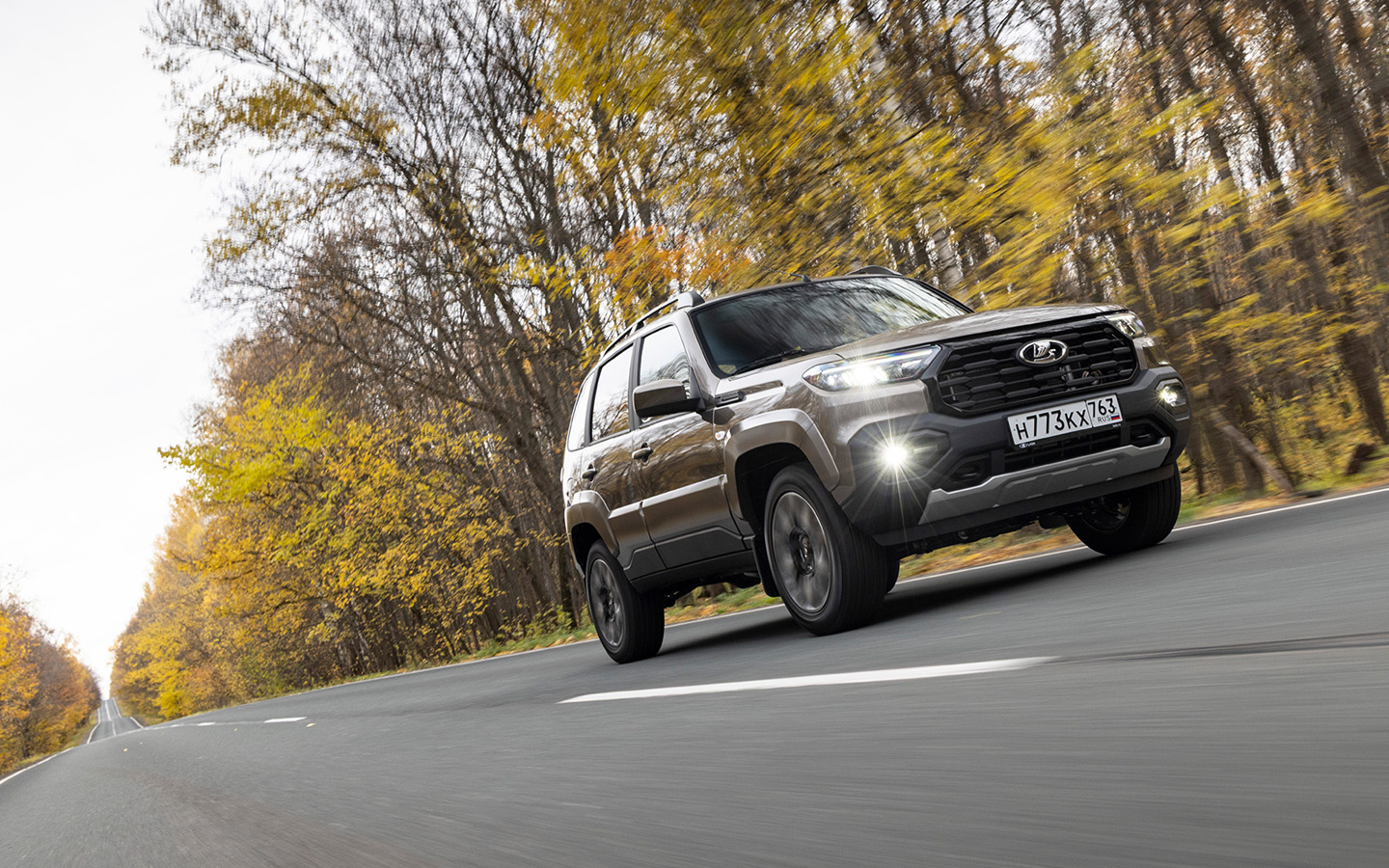 Светодиодные фары на обновленной Lada Niva Travel появляются уже в средней комплектации&nbsp;Life. А вот в базовой&nbsp;Classic и Comfort+ они прежние, галогенные