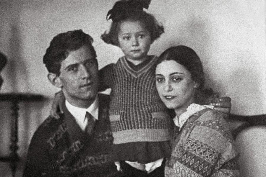 Майя Плисецкая с отцом Михаилом и матерью Рахилью, Москва, 1927 год