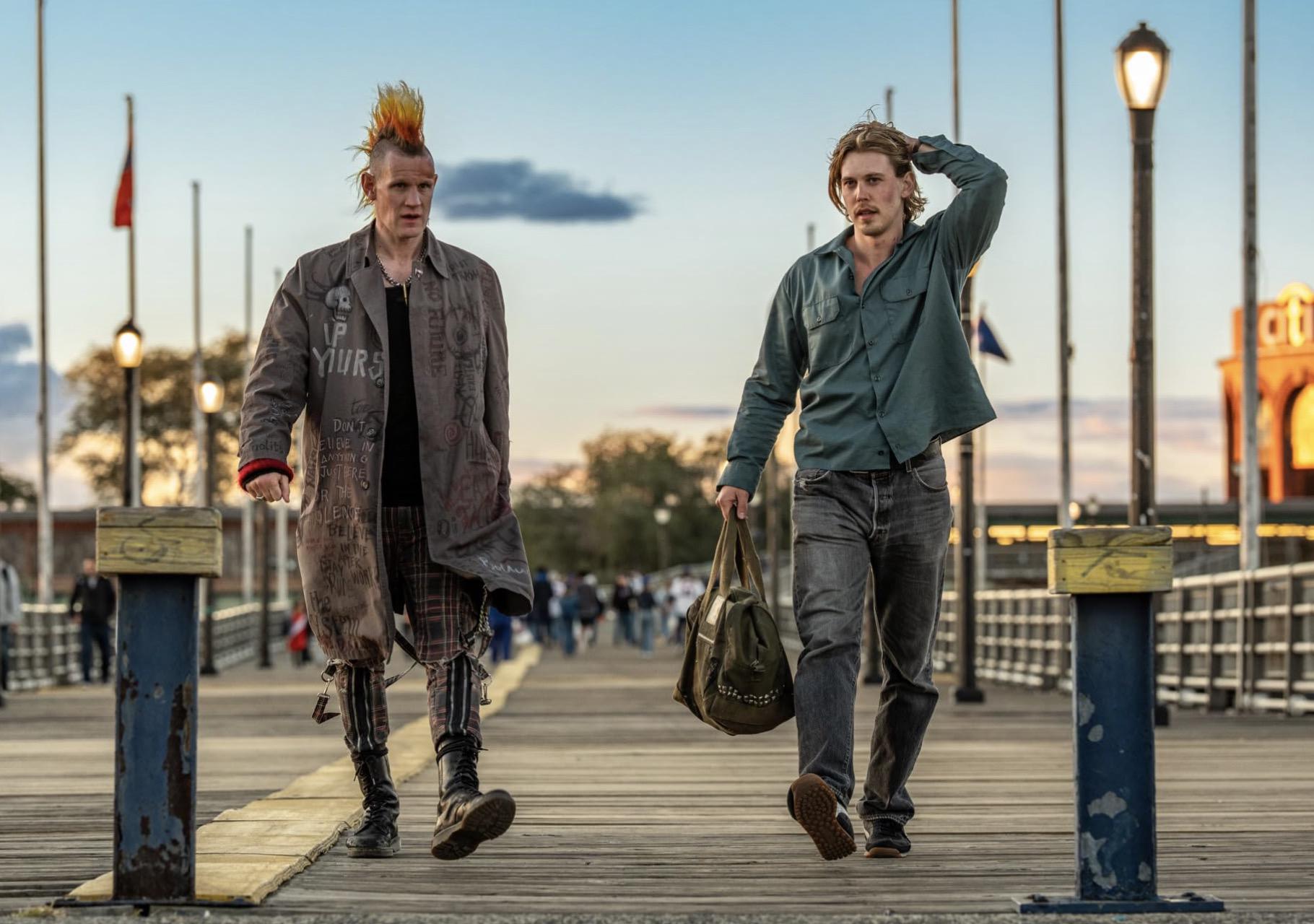 «Пойман с поличным».Криминальную комедию Даррена Аронофски, в которой снялись два российских актера, у нас не прокатывали. Но смотрели. Потому что лихие девяностые, судя по всему, были не только в России. История о том, как простой парень (правда, с внешностью Остина Батлера) ввязывается в бандитскую разборку с русскими, евреями и пуэрториканцами, снята по одноименному роману Чарли Хьюстона (он сам адаптировал сценарий). Действие разворачивается в Нью-Йорке 1998 года под пост-панк от Idles и на фоне Башен-близнецов.«Несмотря на массу драматических виньеток, это самый свободный, непринужденный, развлекательный, если угодно, фильм Аронофски. Тот факт, что у него все-таки есть чувство юмора, несомненно, главное откровение этой картины. Возможно (и даже скорее всего) большую роль в этом сыграл Чарли Хьюстон — сценарист фильма и по совместительству автор одноименной книги, по которой поставлена лента. С начала 2000-х он написал массу произведений в самых бодрых жанрах — от криминального романа до научной фантастики. И, что не менее важно в данном случае, Хьюстон много лет сочинял истории для марвеловских комиксов. В поле его зрения попадали такие заслуженные герои, как Росомаха, Дэдпул, Лунный рыцарь и другие». Из рецензии Марии Ремиги