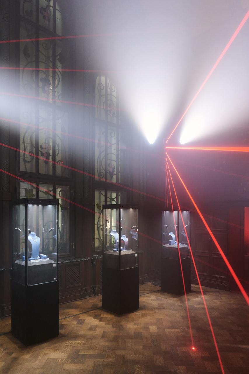 Витрины с украшениями ALROSA Diamonds в Романской гостиной