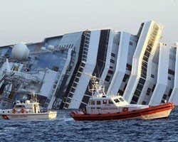 Крушение Costa Concordia у берегов Италии: топливо удалось откачать, поднятие лайнера займет еще год
