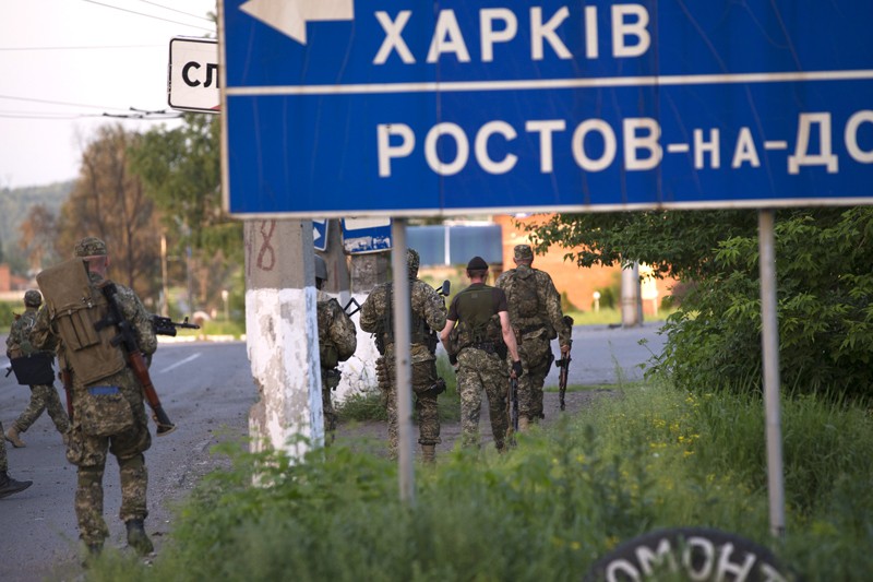 Ополченцы занимают свои позиции на блокпосту под Славянском. 18 мая в Донецке прошел митинг, участники которого потребовали открыть границу самопровозглашенной Донецкой народной республики с Россией. Пограничная служба Украины в ответ обустроила 200 новых блокпостов и 400 огневых позиций. 