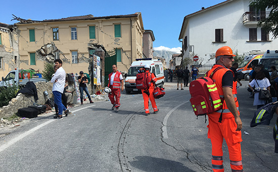 Сотрудники скорой помощи&nbsp;и&nbsp;спасатели на&nbsp;одной из&nbsp;улиц города Аматриче после&nbsp;землетрясения


