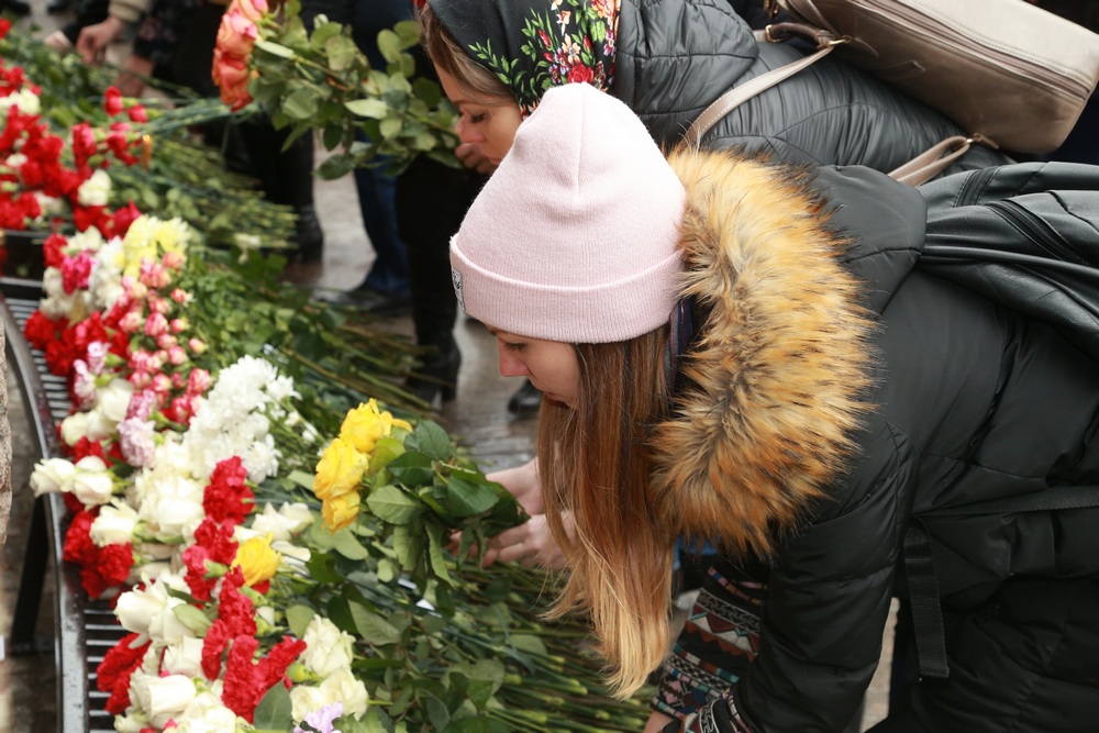 Почтить память погибших пришли и представители власти, в том числе губернатор Георгий Полтавченко и председатель Законодательного собрания Вячеслав Макаров.
