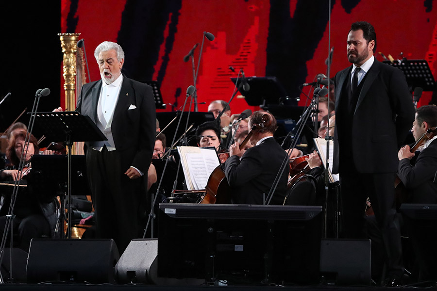 Испанский оперный певец (тенор) Пласидо Доминго (слева) и ​оперный певец солист Мариинского театра Ильдар Абдразаков во время гала-концерта на Красной площади