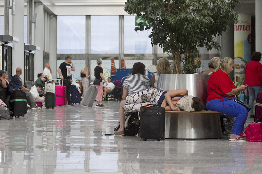 Туристы в аэропорту Майорки, Испания
