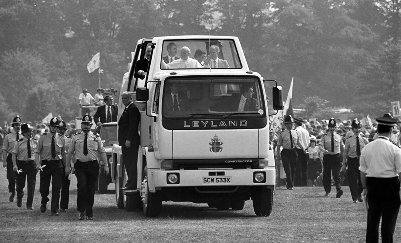 Бронированный монстр Leyland Constructor является, пожалуй, самым громоздким &laquo;папамобилем&raquo; в истории. Специалисты фирмы Leyland Trucks всего за полтора месяца построили на грузовой платформе 24-тонный шестиколесный вездеход, подготовленный к визиту Иоанна Павла II в Великобританию в 1982 году. Автомобиль получил усиленное шасси, пуленепробиваемые стекла и бронированные двери, способные выдержать огонь автоматического стрелкового оружия.
В движение машину приводил шестицилиндровый дизельный агрегат мощностью 156 лошадиных сил. Всего было построено два таких автомобиля, один из которых и по сей день можно увидеть в музее Лейланда (графство Ланкашир). Администрация даже позволяет посетителям подняться на борт грузовика и посидеть в папском кресле.