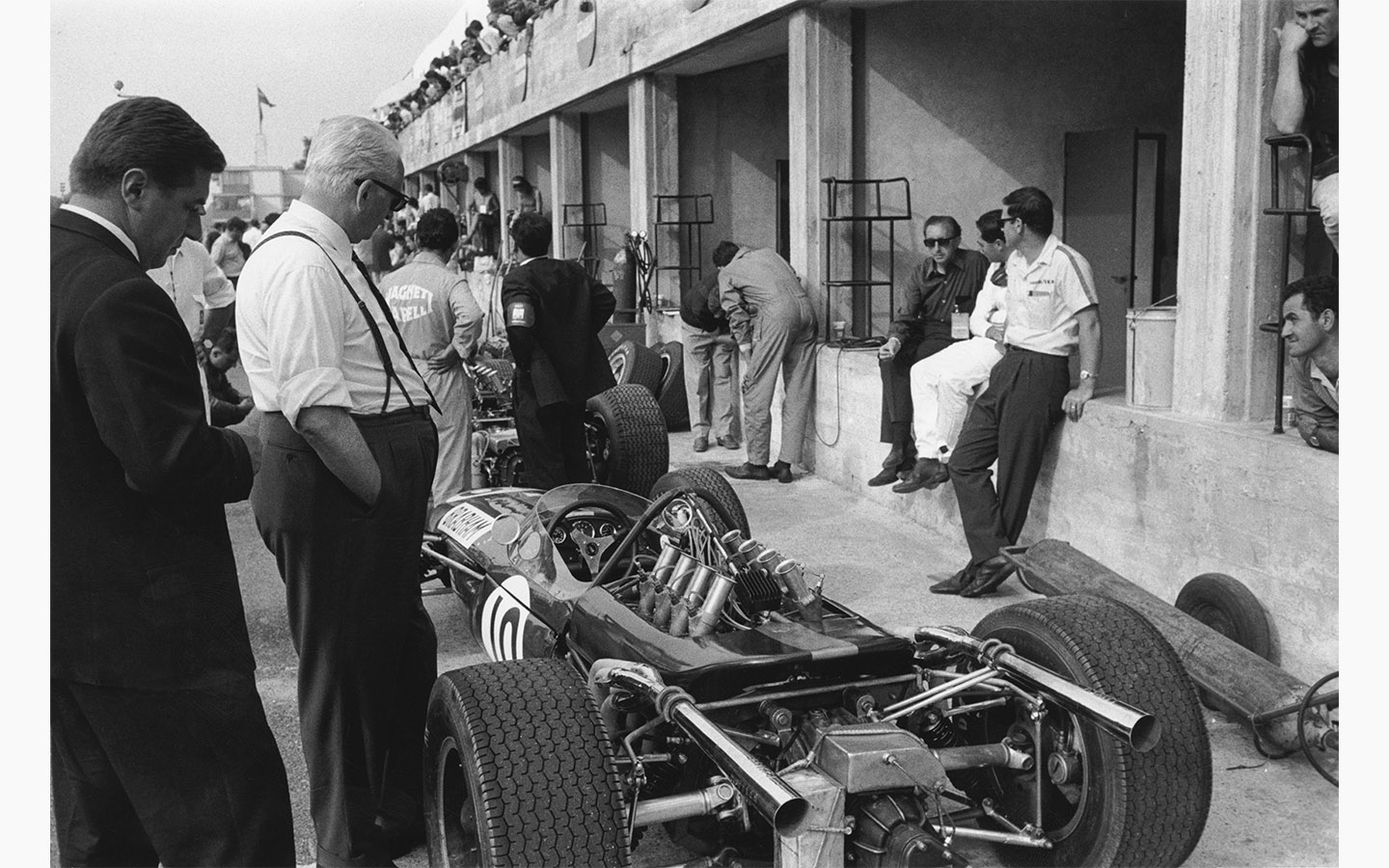 Энцо Феррари смотрит на Brabham-Repco во время Гран-при Италии в Монце, 4 сентября 1966 года