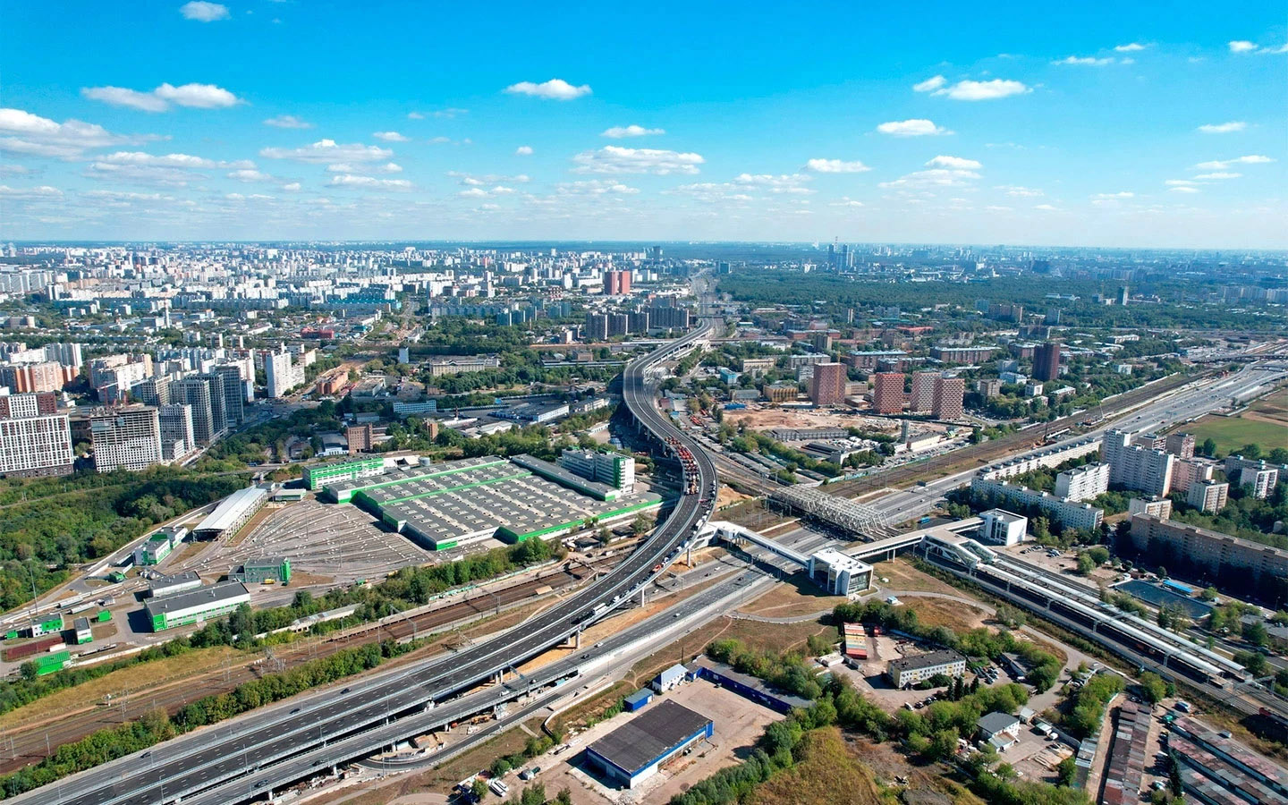 МСД (Московский скоростной диаметр) позволяет разгрузить МКАД, Третье транспортное кольцо и Садовое кольцо, а также улучшает транспортную доступность 48 районов столицы