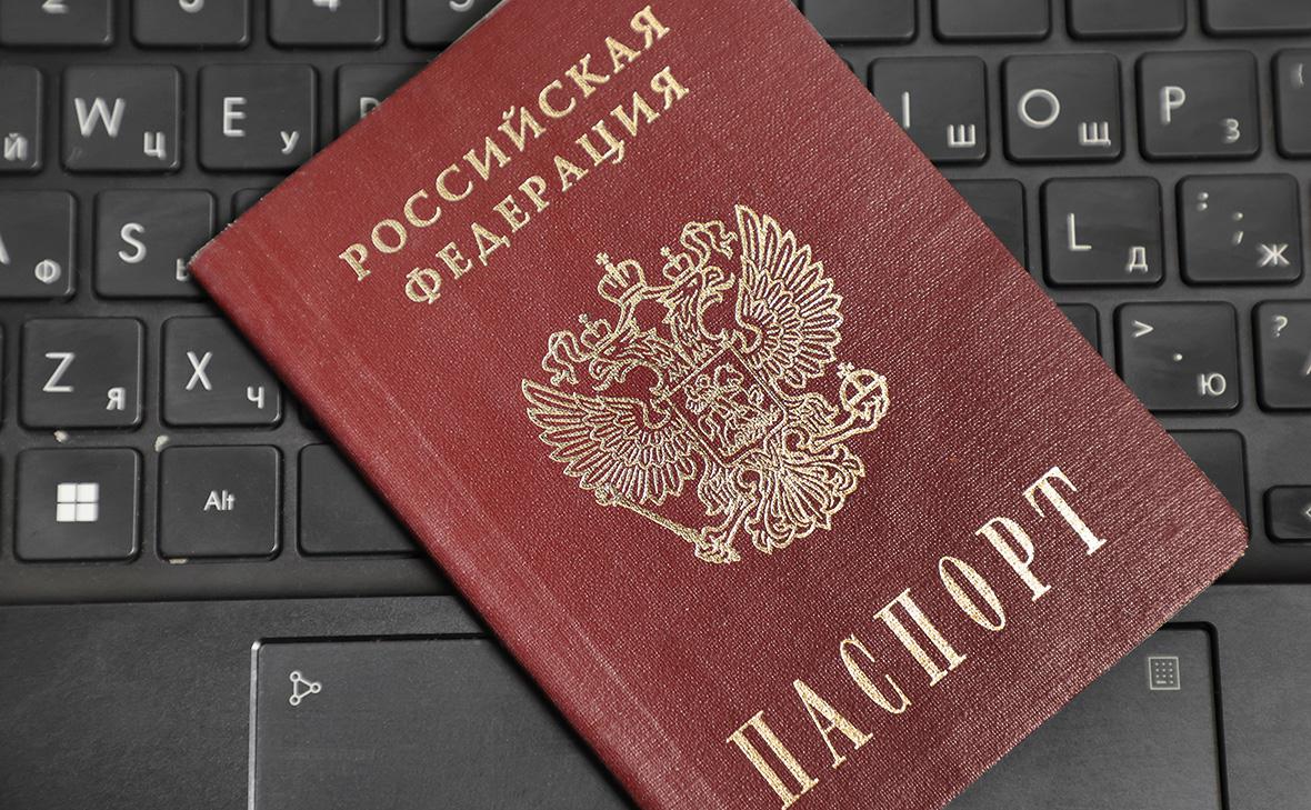 В Краснодаре женщина порвала паспорт РФ и отказалась от гражданства на камеру
