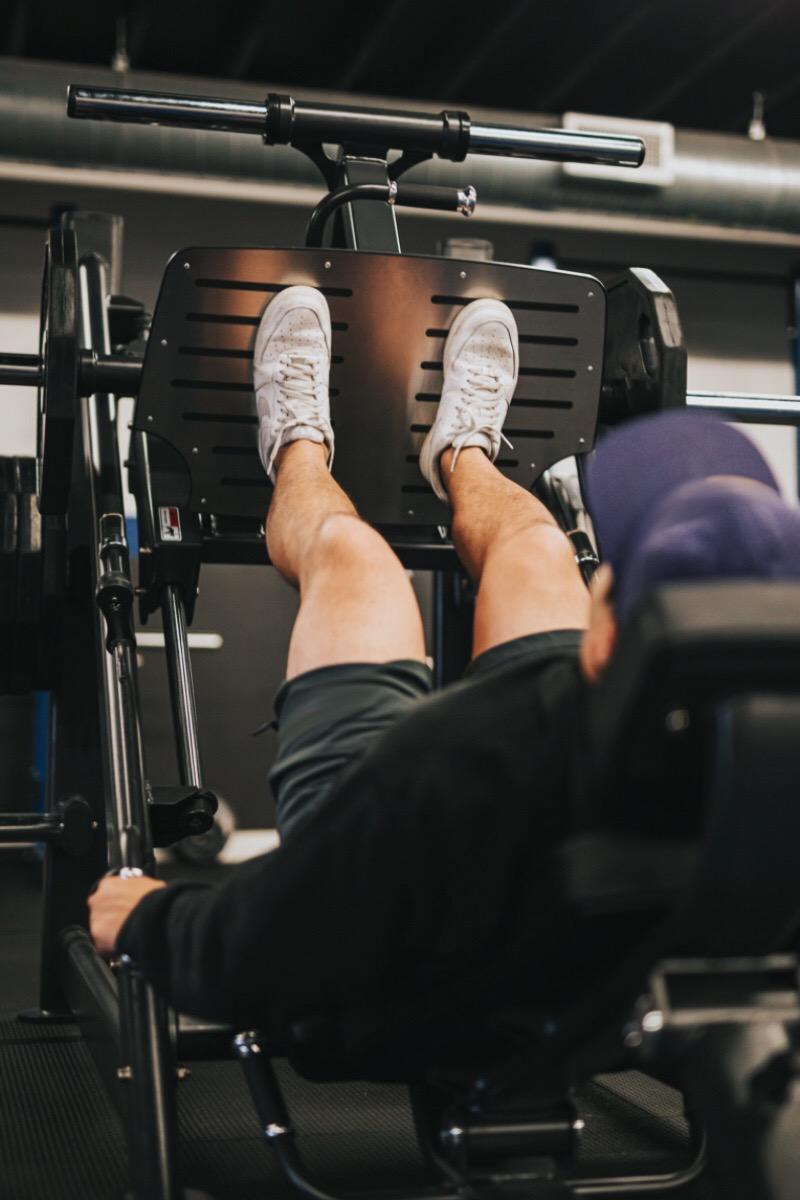 Упражнение развивает квадрицепсы, подколенные сухожилия, бедра и ягодичные мышцы