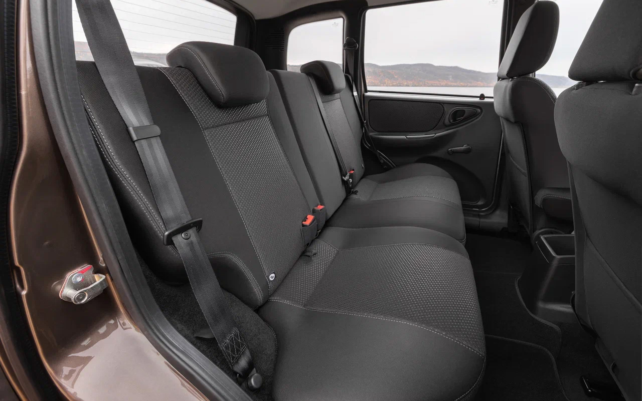Задним седокам в Lada Niva Travel предстоит&nbsp;мириться с теснотой. А еще там старые добрые &laquo;весла&raquo; на дверях, нет центрального подголовника, отсутствуют карманы в дверях. Дешево и скупо