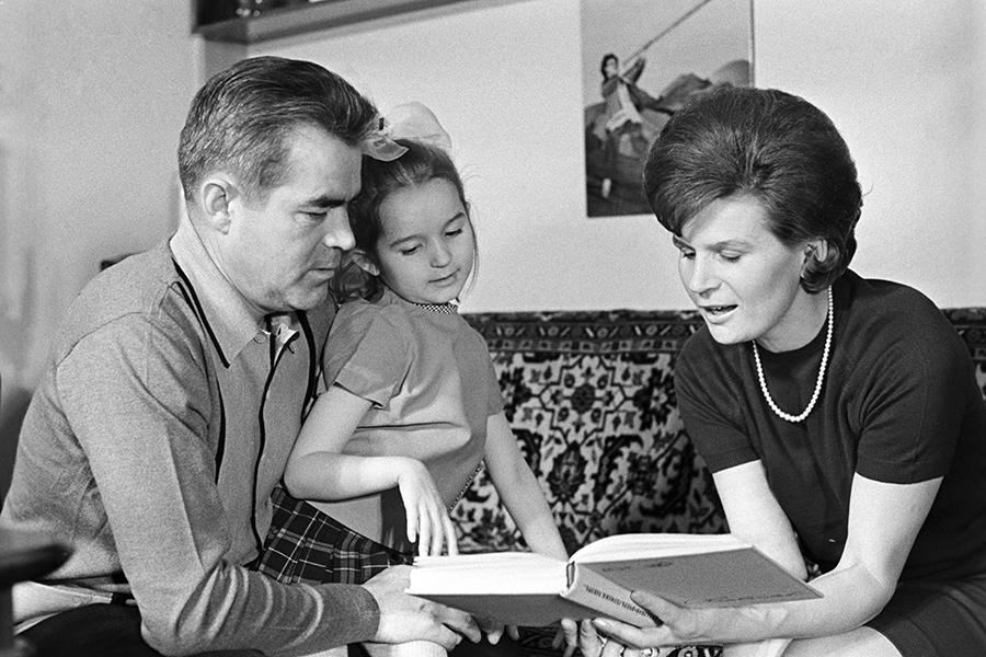 Андриян Николаев и Валентина Терешкова с дочкой Еленой, 1970 год