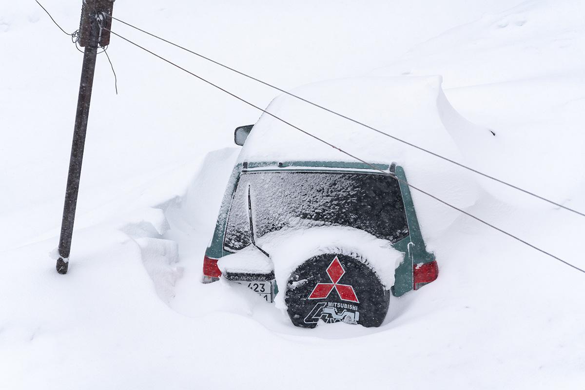 Занесенный снегом автомобиль во время снегопада в Петропавловске-Камчатском. 15 января 2026 года