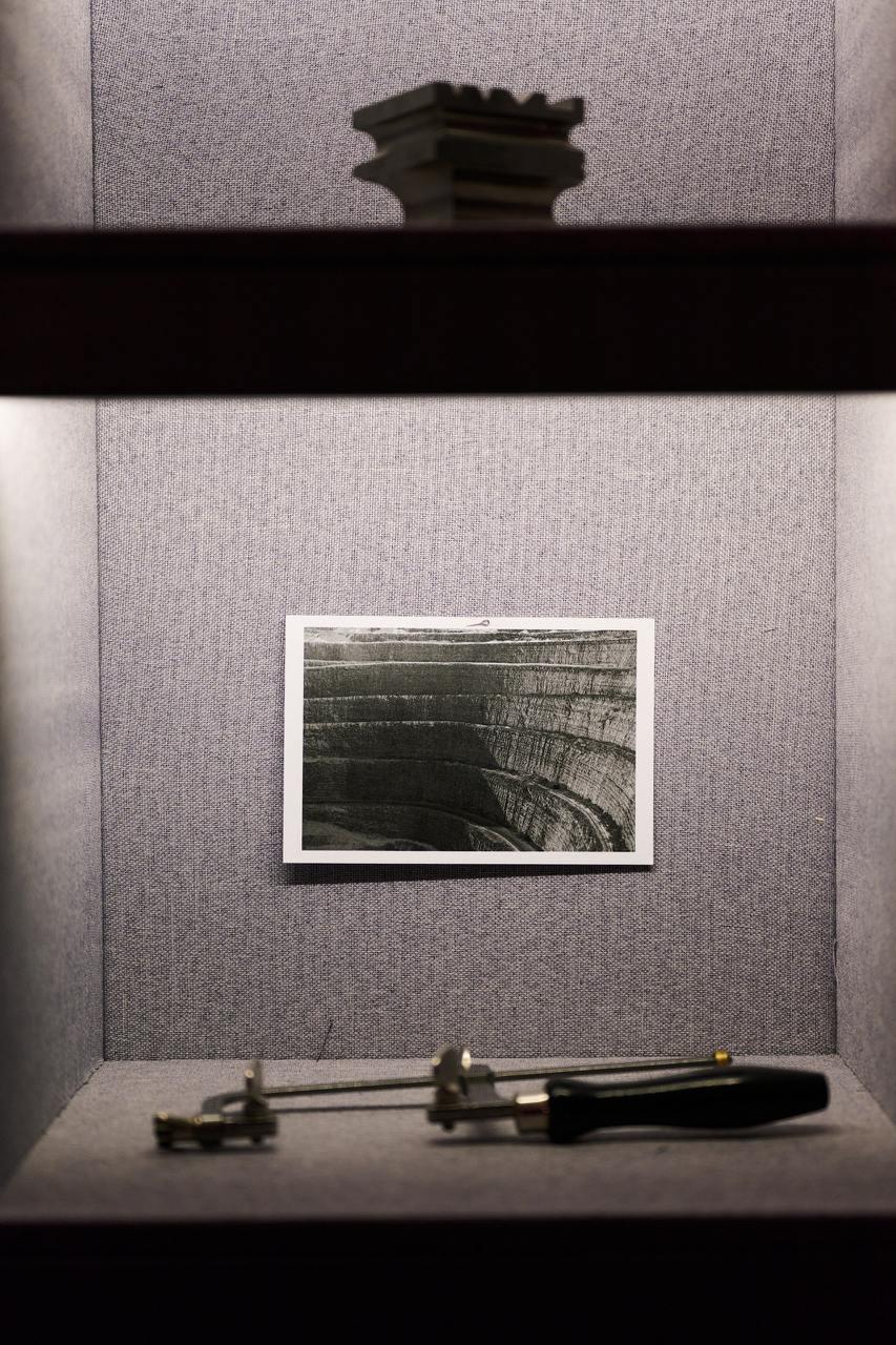 Инсталляция ALROSA Diamonds с инструментами ювелира