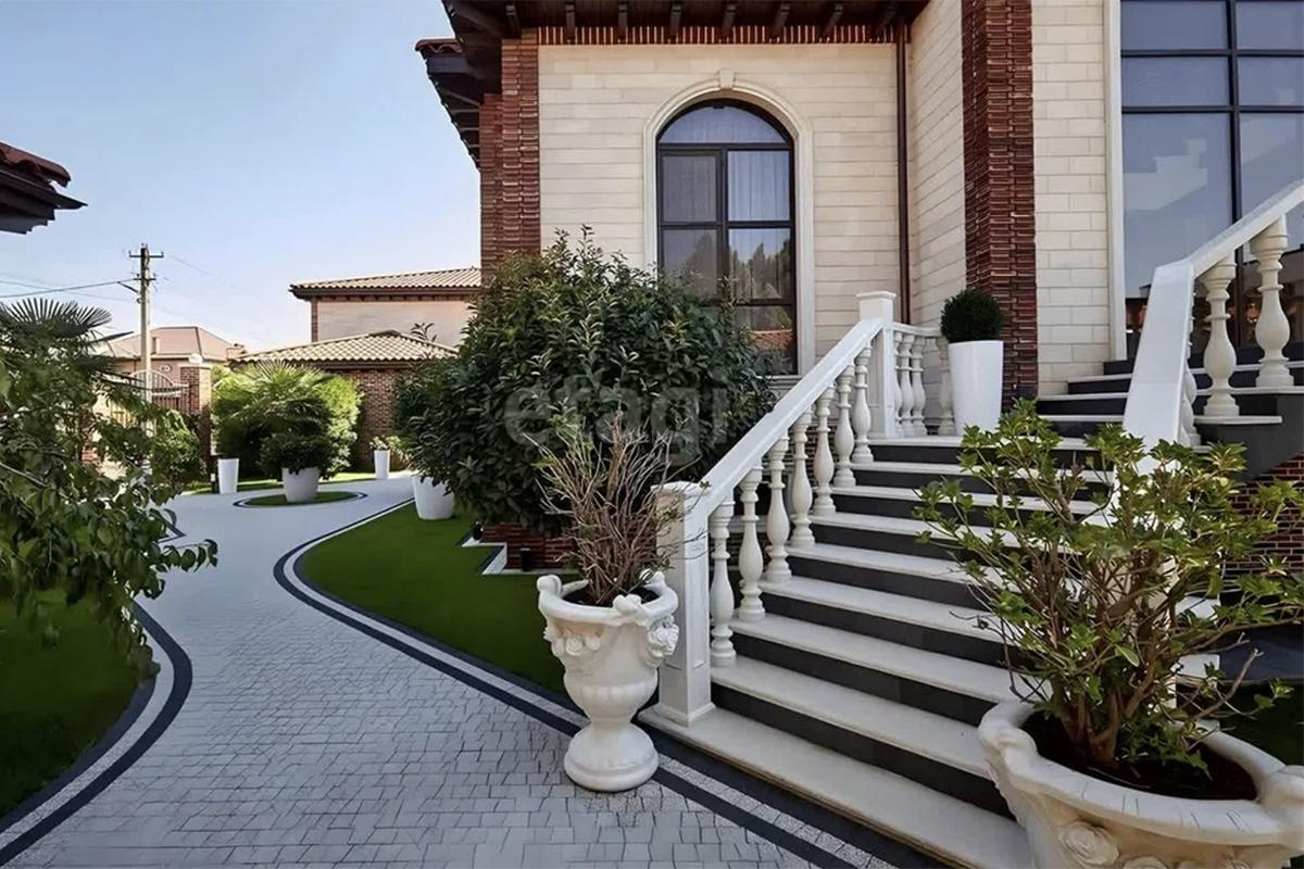 Как выглядят самые дорогие продающиеся в мегаполисах России дома