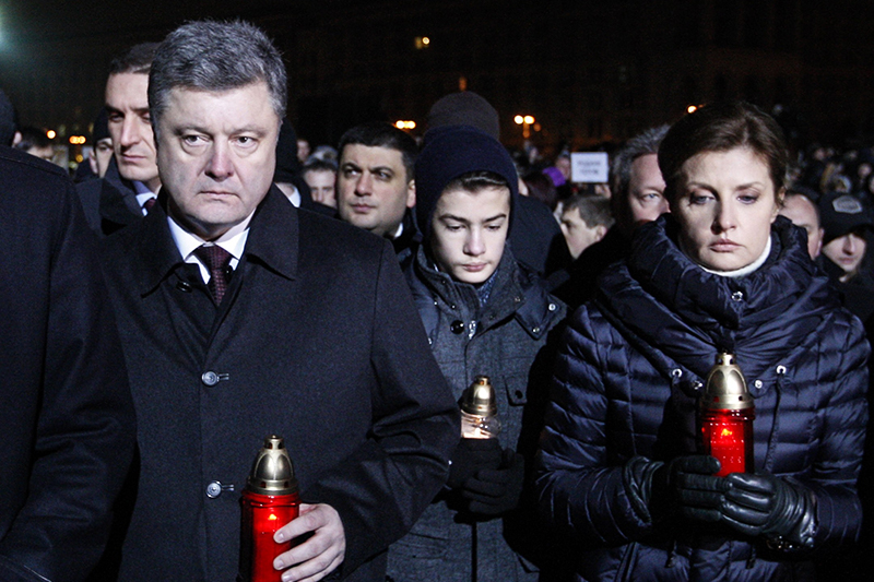 Президент Украины Петр Порошенко, его жена Марина и сын Михаил во время траурных мероприятий