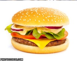 Бактерию Е.coli нашли в мясе: во Франции дети отравились гамбургерами