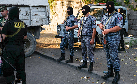 Сотрудники полиции Еревана возле захваченного участка. 23 июля 2016 года


