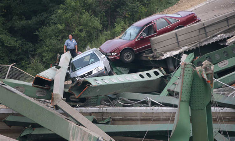 Обрушившийся в США мост признали аварийным еще год назад