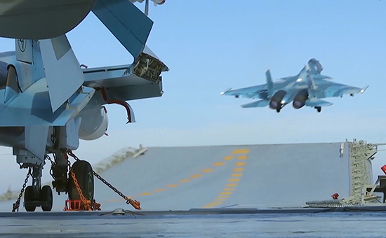 Истребитель Су-33 производит взлет с&nbsp;палубы &laquo;Адмирала Кузнецова&raquo;. 15 ноября 2016 года


