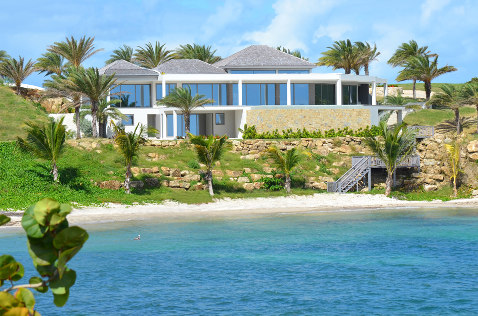 Двухэтажная вилла построена на&nbsp;берегу Карибского моря и&nbsp;имеет собственный песчаный пляж
