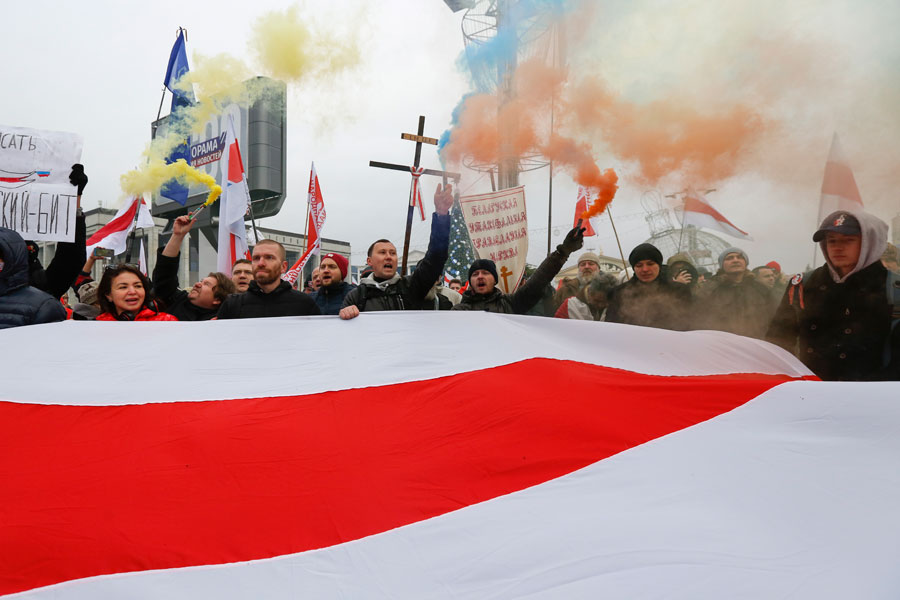 Представители оппозиции Белоруссии во время несанкционированной акции против углубления интеграции республики с Россией