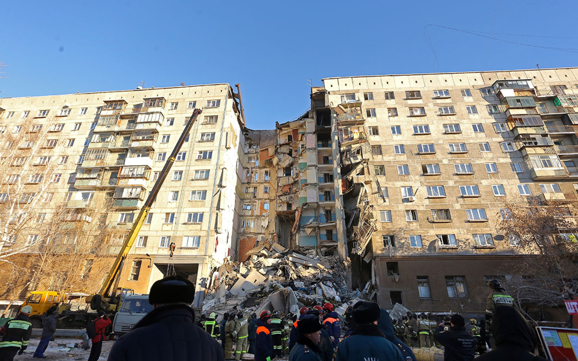 Песков назвал слухами версию о теракте при взрыве дома в Магнитогорске
