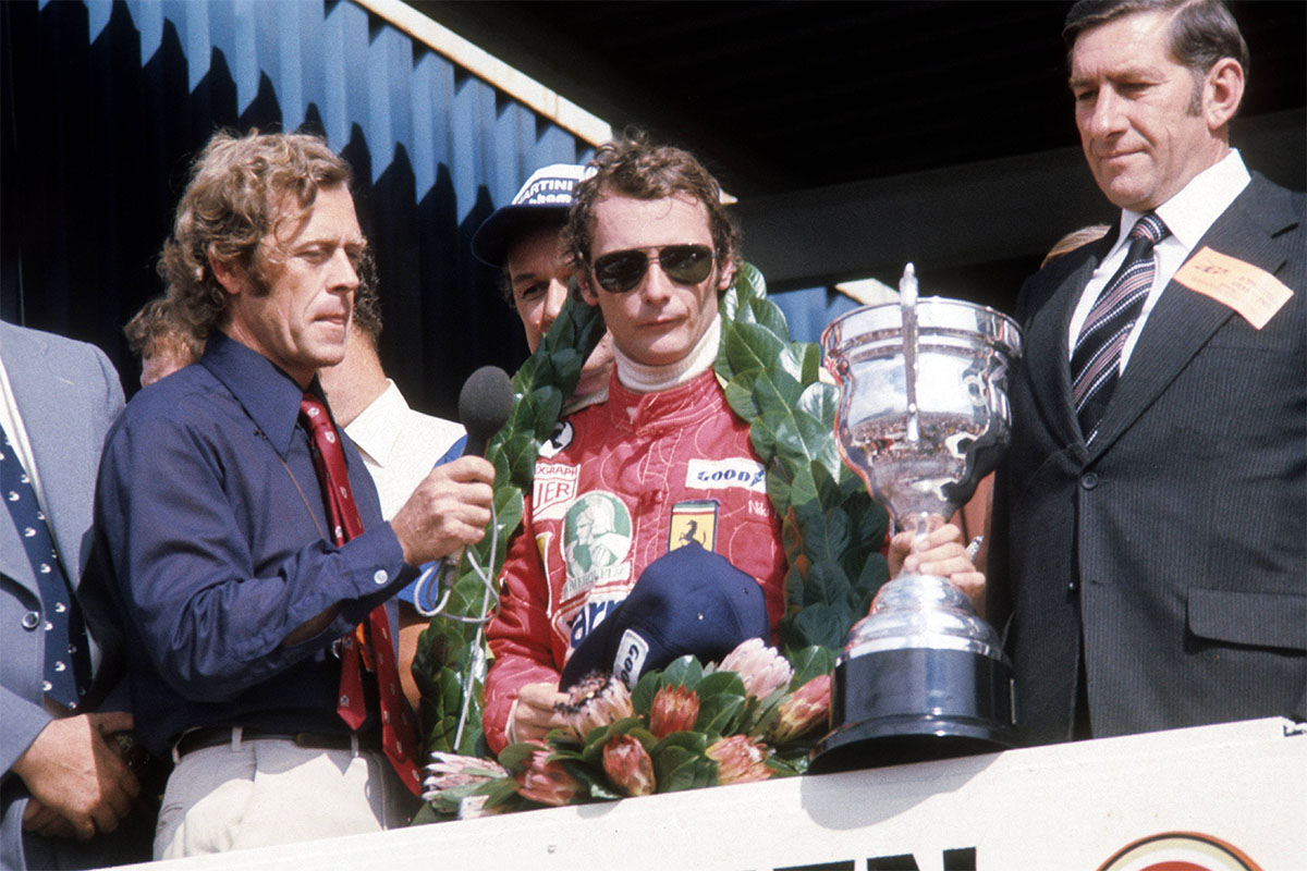 Церемония награждения Гран-при Южной Африки 1976 года&nbsp;&mdash; победитель Ники Лауда (Австрия/Ferrari, в центре) с трофеем, 1976 год