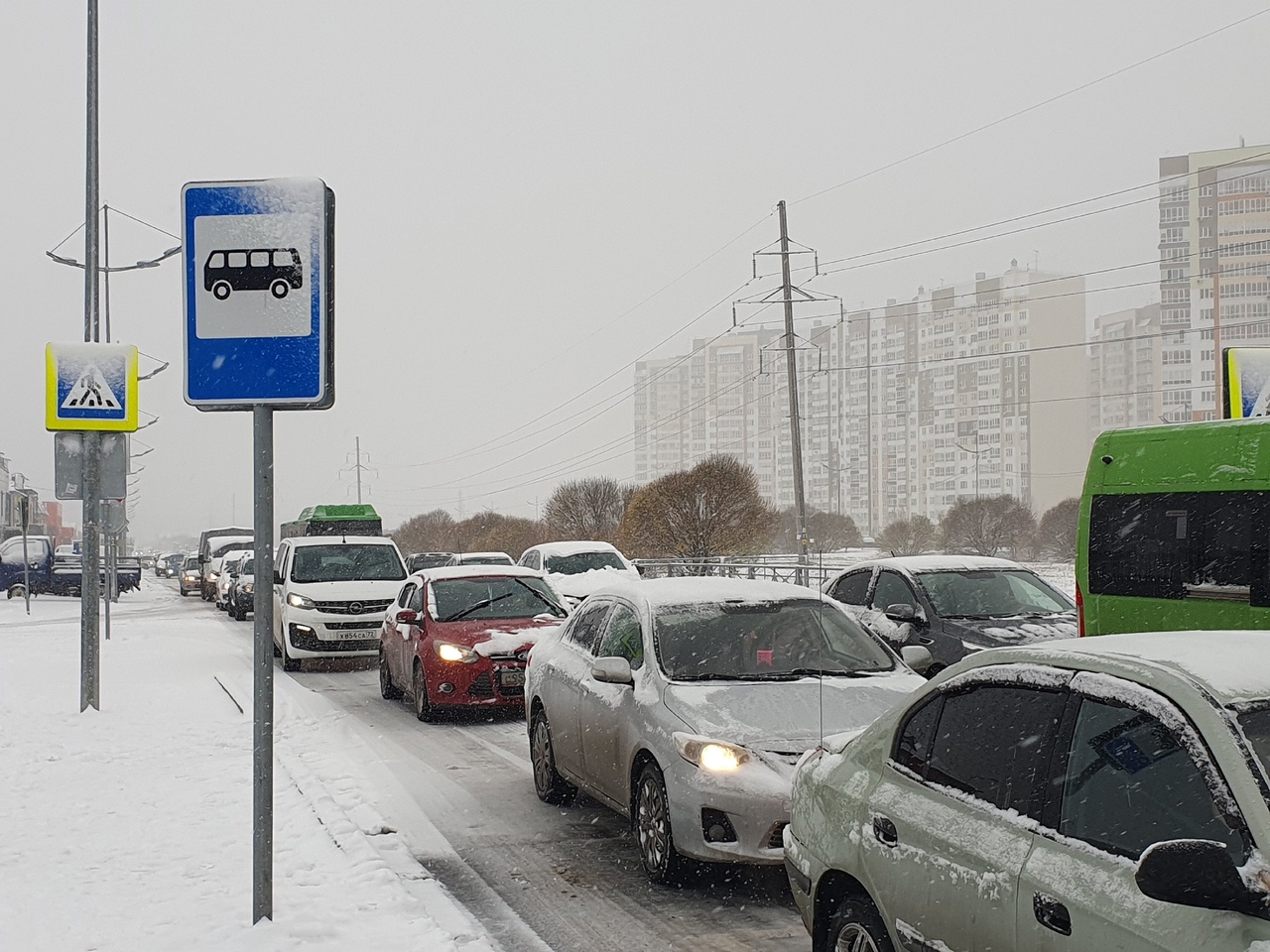 На дорогах Тюмени этим утром парализовано движение во многих районах