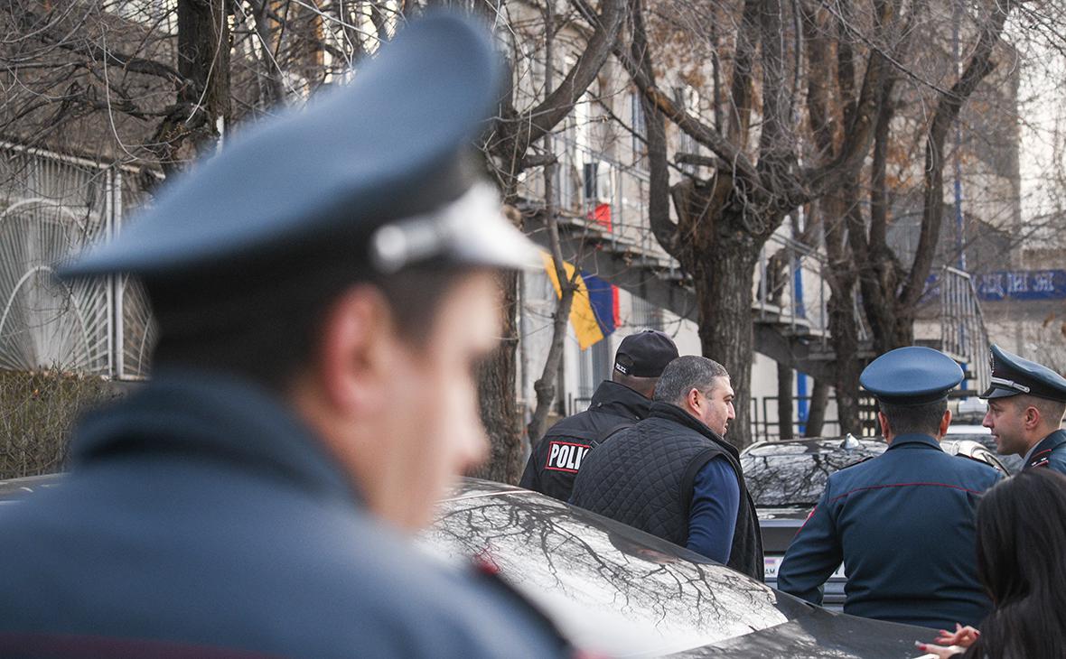 Возле отделения полиции на востоке Еревана прогремел взрыв — РБК