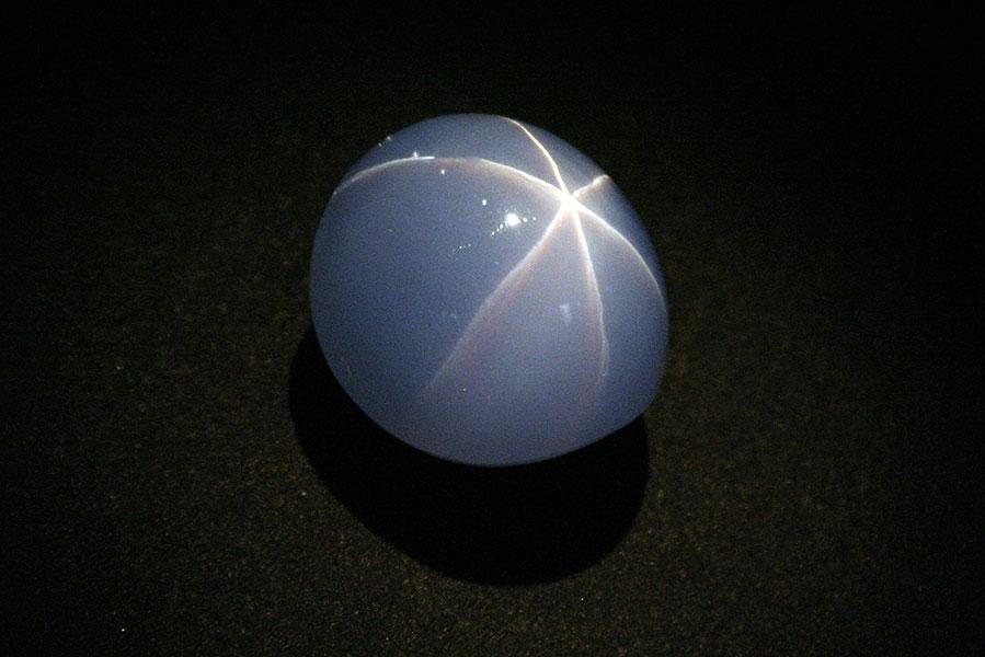 Звездчатый сапфир &laquo;Звезда Индии&raquo;