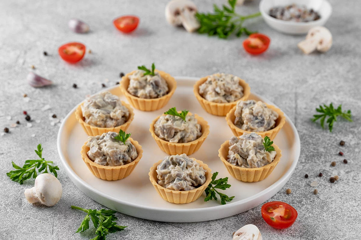 Тарталетки могут выступать как самостоятельным блюдом для фуршета, так и универсальной закуской для масштабного праздничного стола