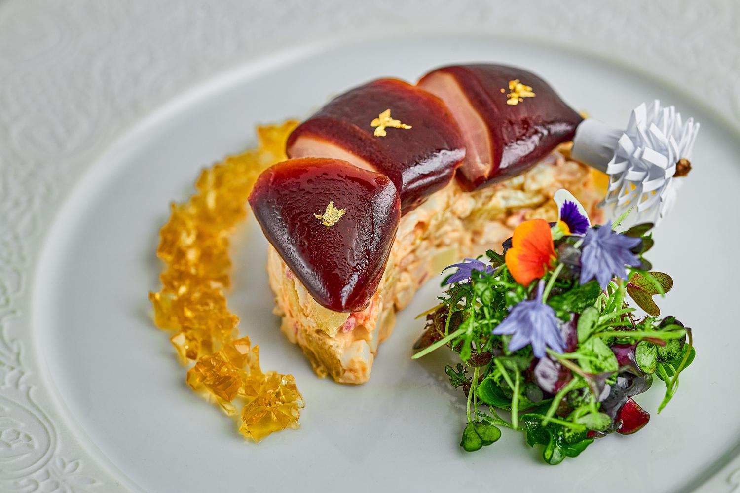 Шофруа из перепелов с салатом оливье в ресторане &laquo;Кафе Пушкинъ&raquo;